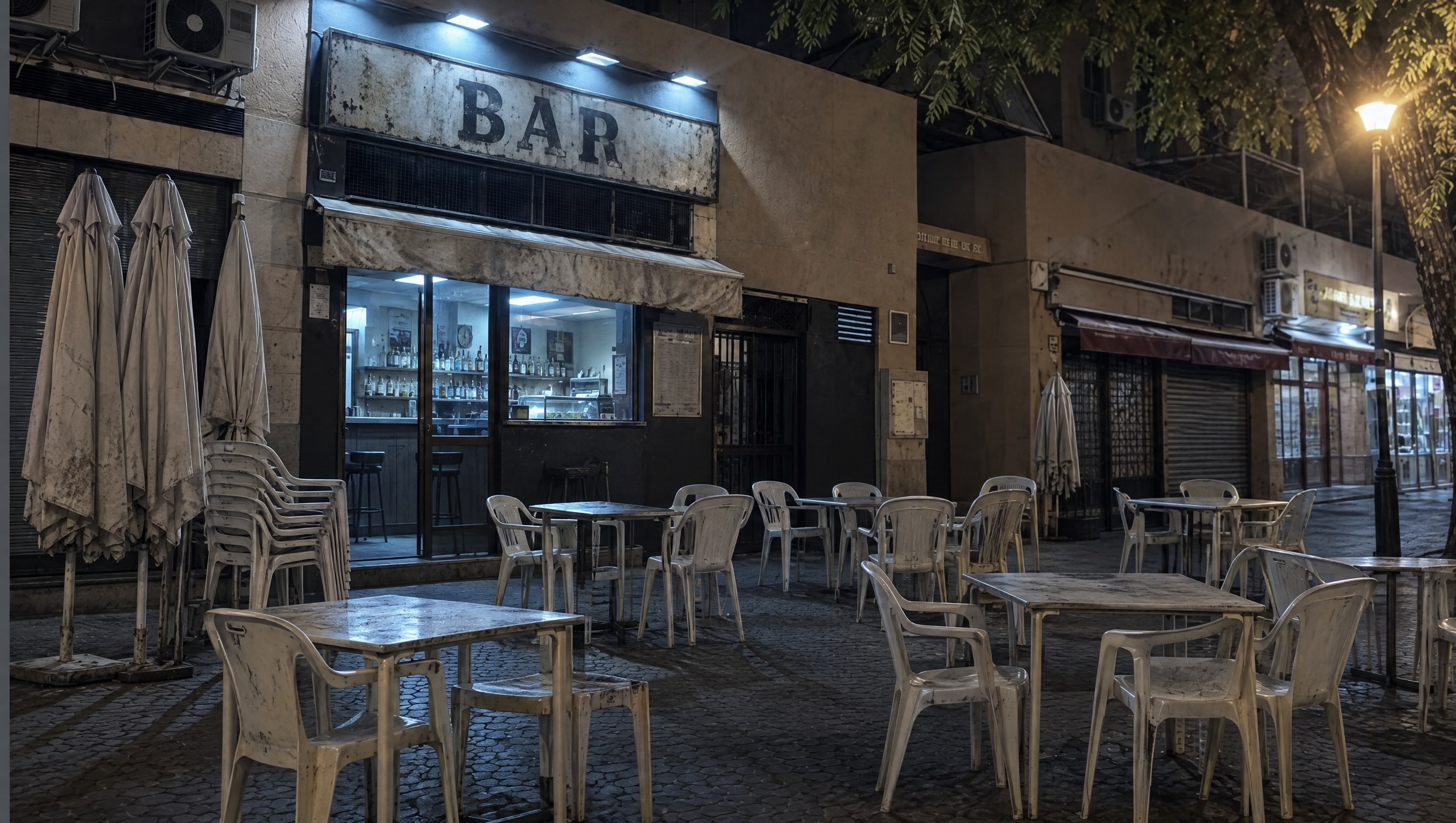 Bar de barrio medio vacío